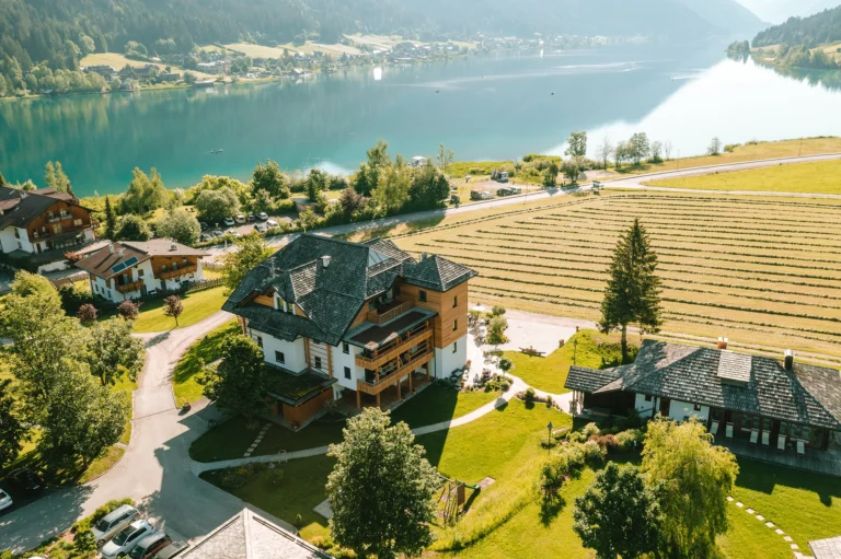 Drohenfoto vom Das Laeonhard Naturparkhotel am Weissensee aufgenommen von der Werbeagentur SquadTwenty GmbH in Kärnten Österreich