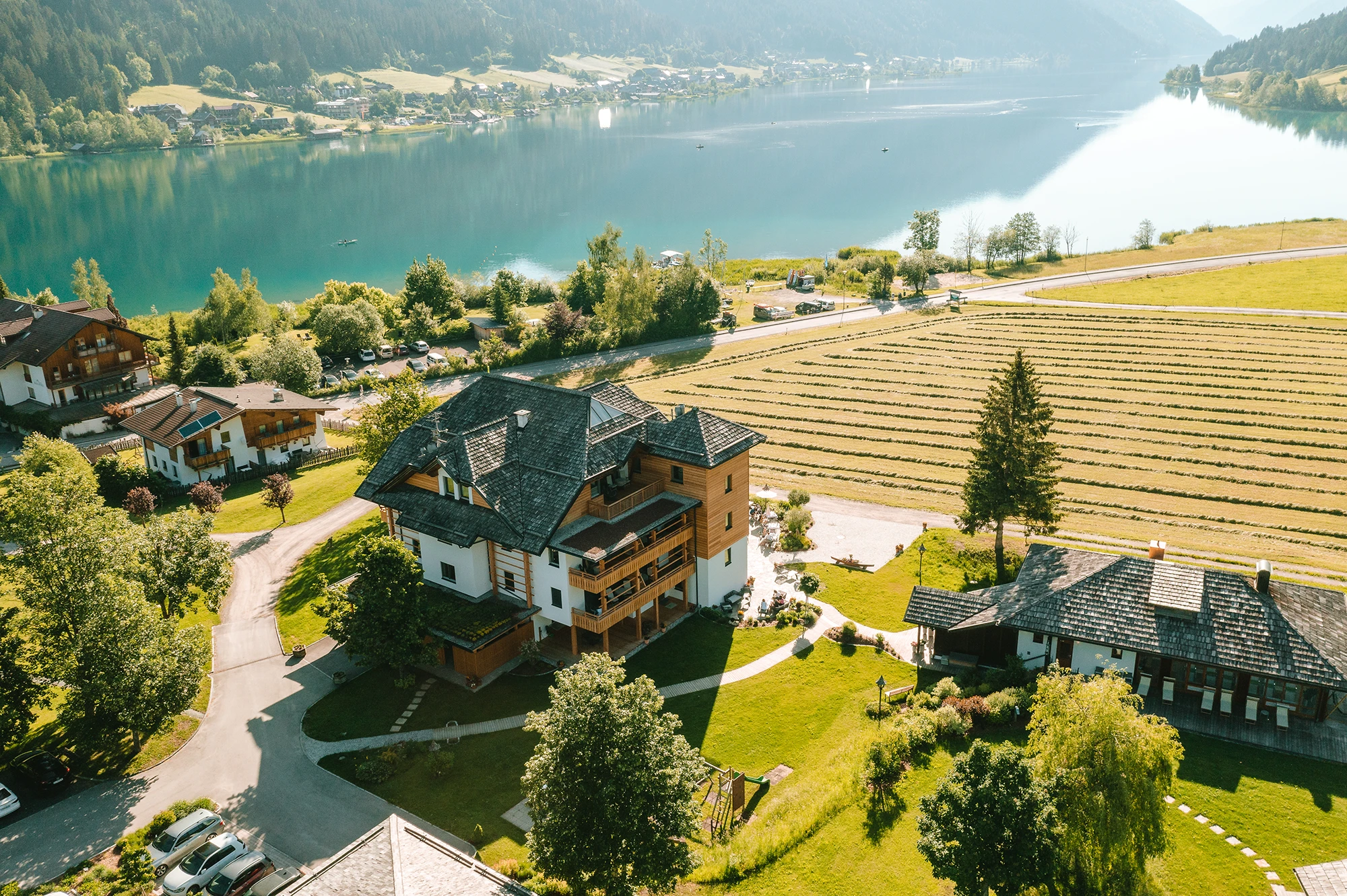 Drohenfoto vom Das Laeonhard Naturparkhotel am Weissensee aufgenommen von der Werbeagentur SquadTwenty GmbH in Kärnten Österreich