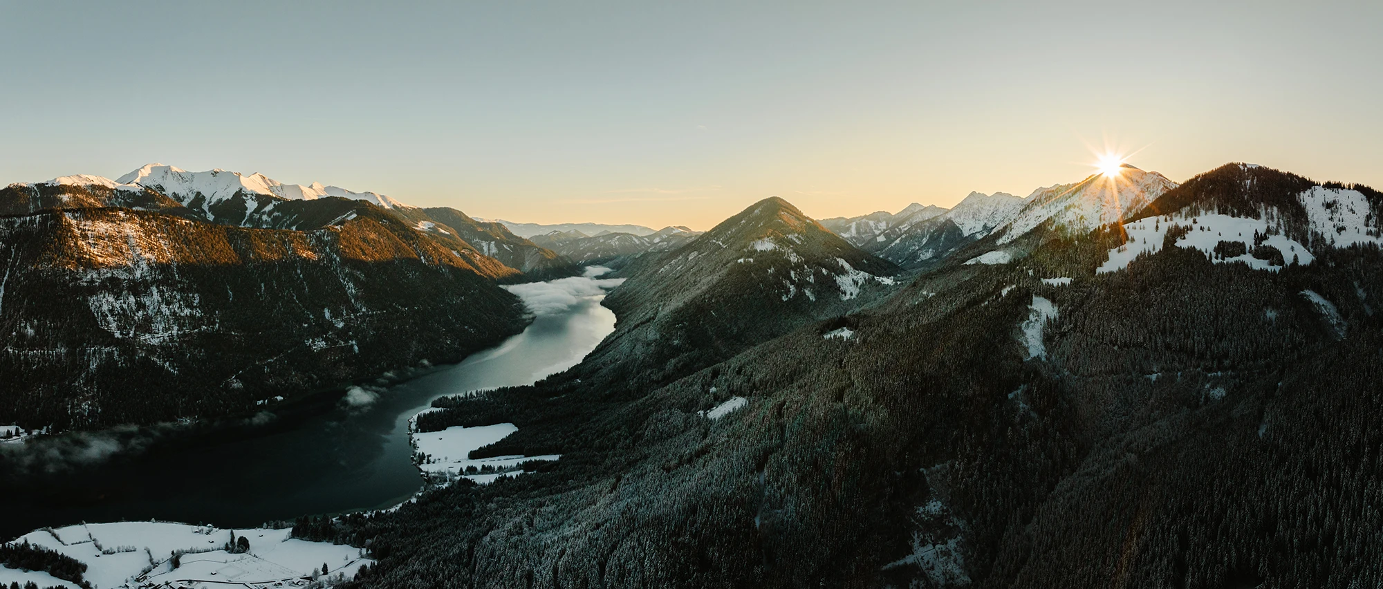 Luftaufnahme des unteren Seeteils am Weissensee in Kärnten für das Naturparkhotel Das Leonhard durch die Werbeagentur SquadTwenty GmbH in Kärnten. Tourismusfotograf