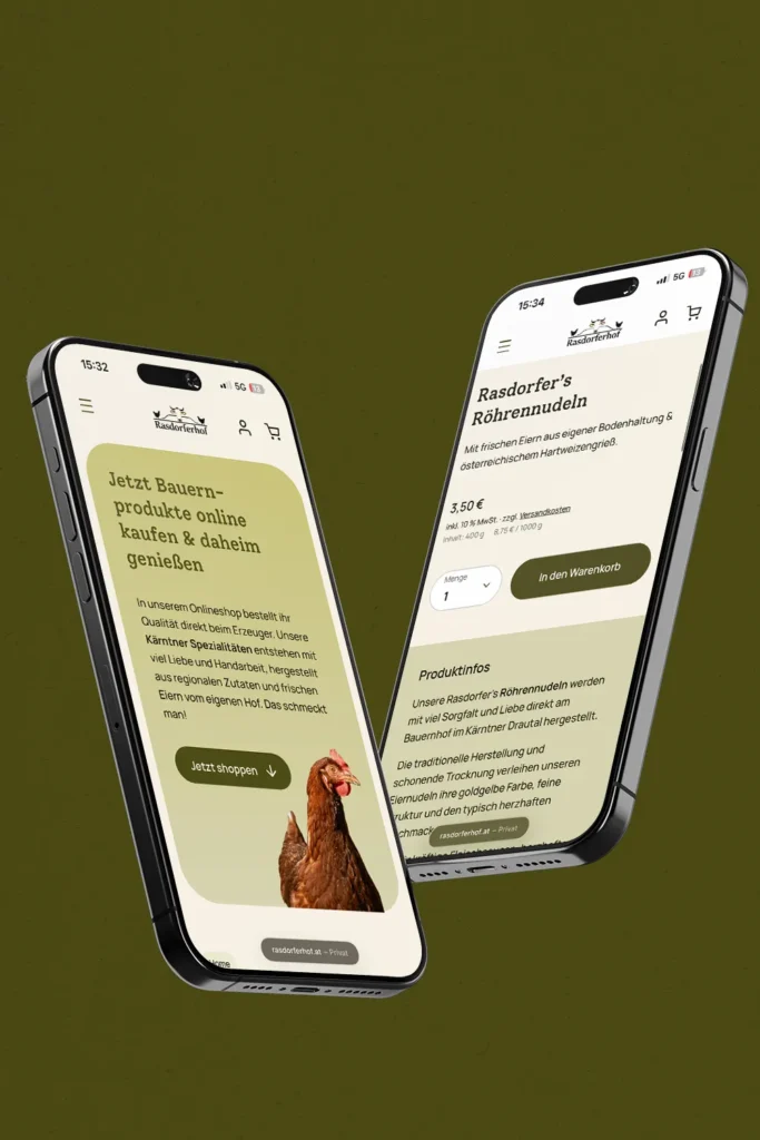 Auf den Bildschirmen zweier Smartphones ist der Rasdorferhof Online-Shop für landwirtschaftliche Erzeugnisse zu sehen, auf dem vor einem olivgrünen Hintergrund ein Hühnerbild und Produktdetails angezeigt werden. Werbeagentur SquadTwenty Kärnten Webdesign