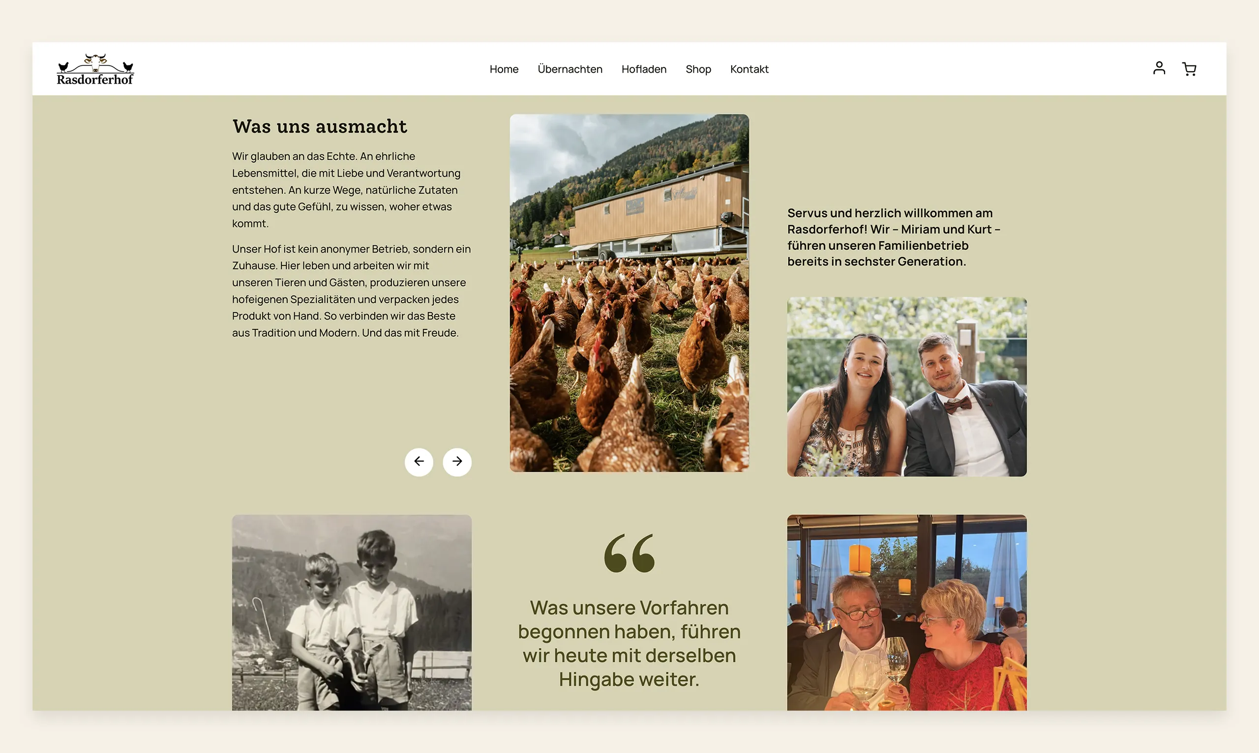 Website-Bereich mit Texten über den Rasdorferhof, Erlebnissen rund um „Urlaub am Bauernhof“, Fotos von Hühnern im Freien, einem kostümierten Paar sowie zwei historischen Fotos von Menschen, alles vor einem hellolivfarbenen Hintergrund. – SquadTwenty Werbeagentur Kärnten